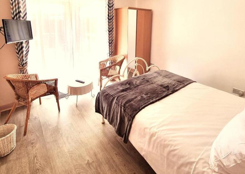 اتاق استاندارد با چشم‌انداز باغ, Oak Tree Rooms Ltd