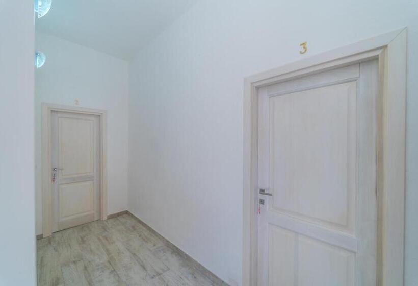 اتاق لوکس, Brorent Michela Coastl Rooms