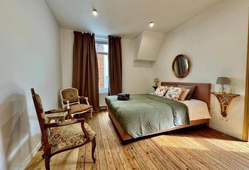 اتاق لوکس با تخت بزرگ, Art House Rooms