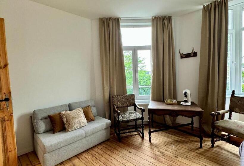 اتاق کلاسیک سه تخته, Art House Rooms