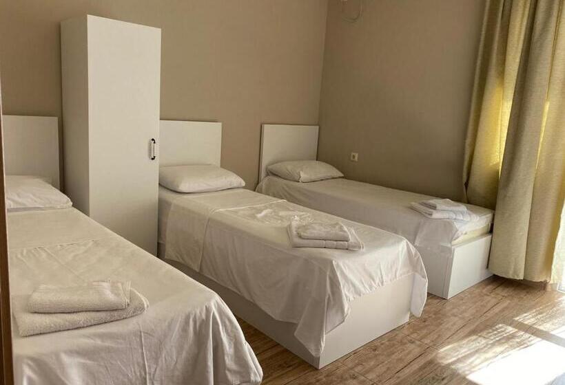اتاق استاندارد سه نفره, Nira