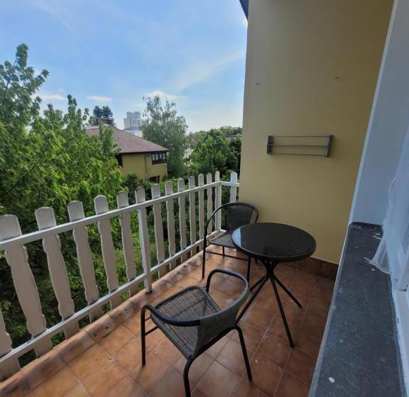 اتاق استاندارد با بالکن, Azta Central Apartments