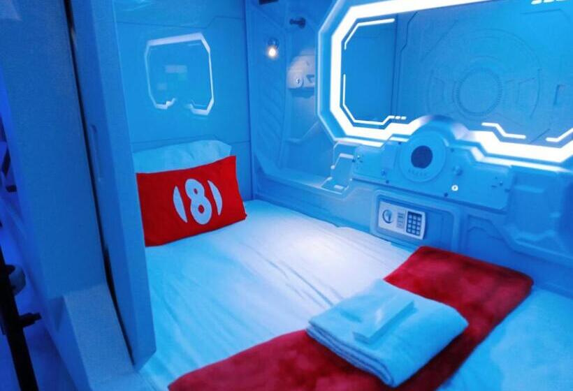 共用房间的床, 8hostel