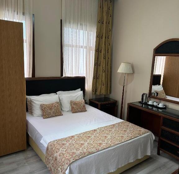 اتاق لوکس, Loost Town Inn