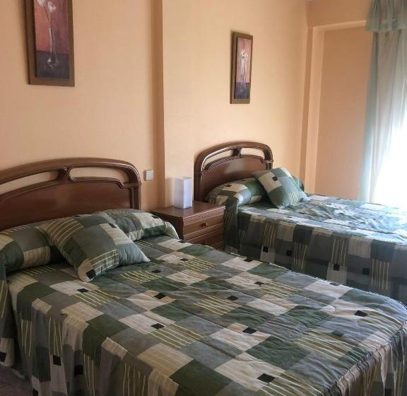 Номер Стандарт Трехместный, Hostal Pensión La Torre