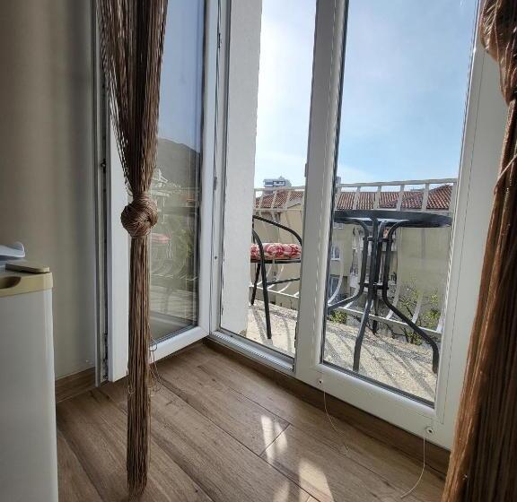 اتاق لوکس با بالکن, Serenita Stone House
