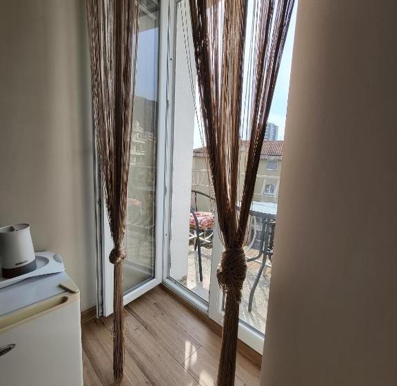 اتاق لوکس با بالکن, Serenita Stone House