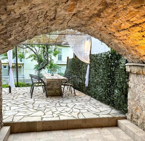 استودیوی استاندارد, Serenita Stone House
