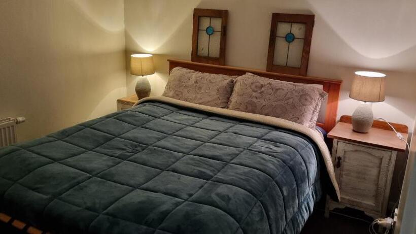 استودیو استاندارد با تخت کینگ, The Bungalow