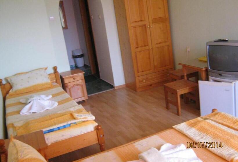 Quarto Triplo Estandar com Sacada, Primorski Briz Guest House
