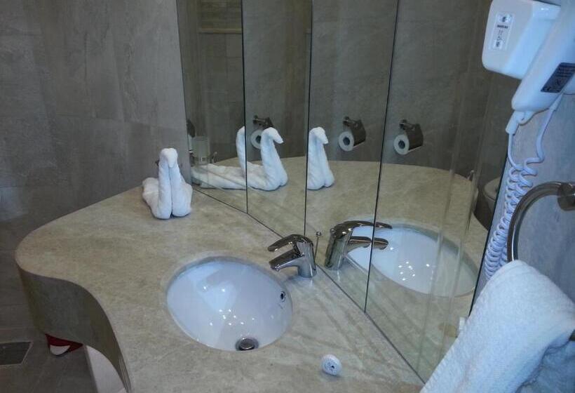 سوئیت با بالکن, Royal Suites
