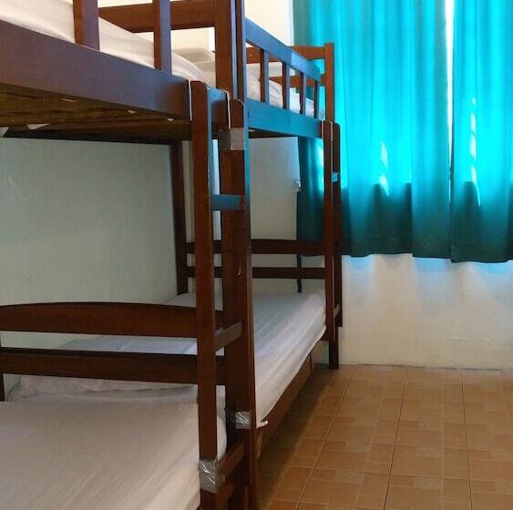 اتاق استاندارد چهار تخته, Borneo Backpackers