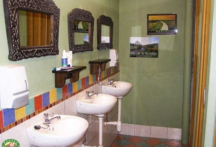 اتاق استاندارد سه نفره, Borneo Backpackers