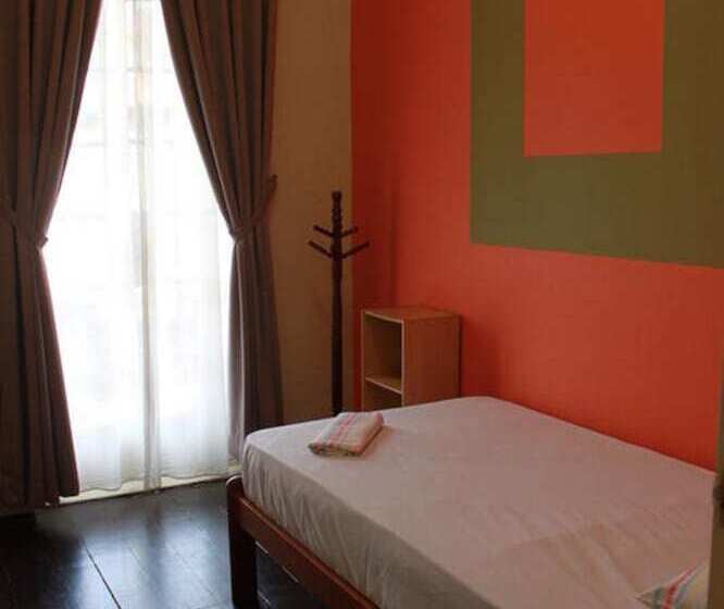 اتاق استاندارد یک نفره, Borneo Backpackers