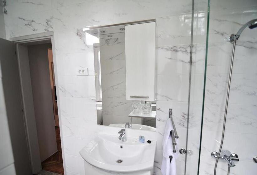 패밀리 룸, Villa Laurel