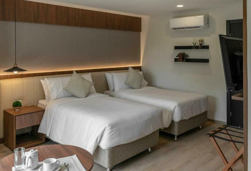 استودیوی لوکس, Five Hotel & Residences