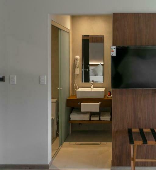استودیوی لوکس, Five Hotel & Residences