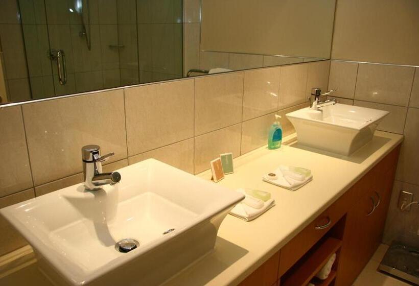 침실 3개 아파트, Lakeside Apartments