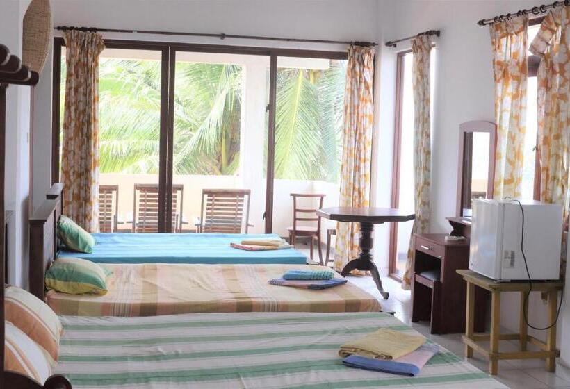 Четырехместный Номер Стандарт с Балконом, Long Beach Guest House