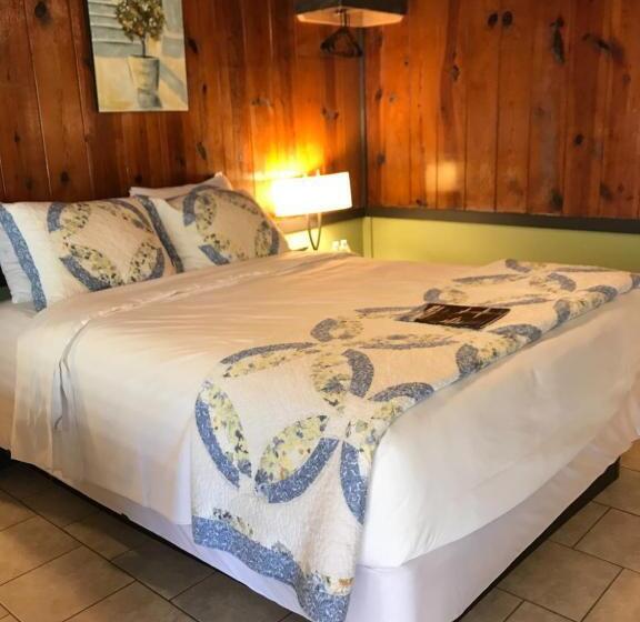 Номер Стандарт с Балконом, The Riverside Lodge At Chimney Rock