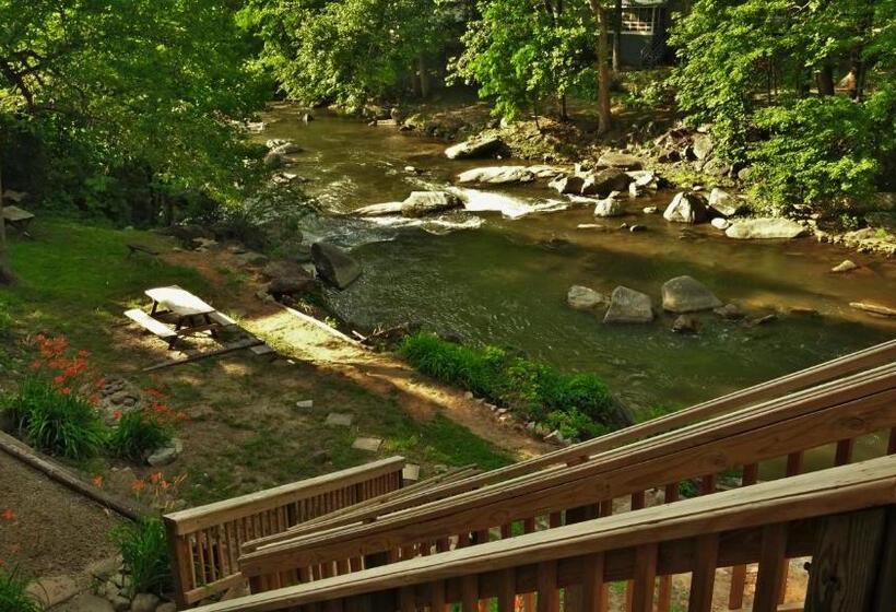 Family Suite, The Riverside Lodge At Chimney Rock