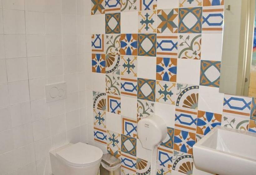 اتاق استاندارد با بالکن و چشم‌انداز دریا, Topcity Hostel & Suites