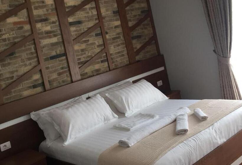 이그제큐티브 트리플, Nurellari Winery Cellar And Guest House