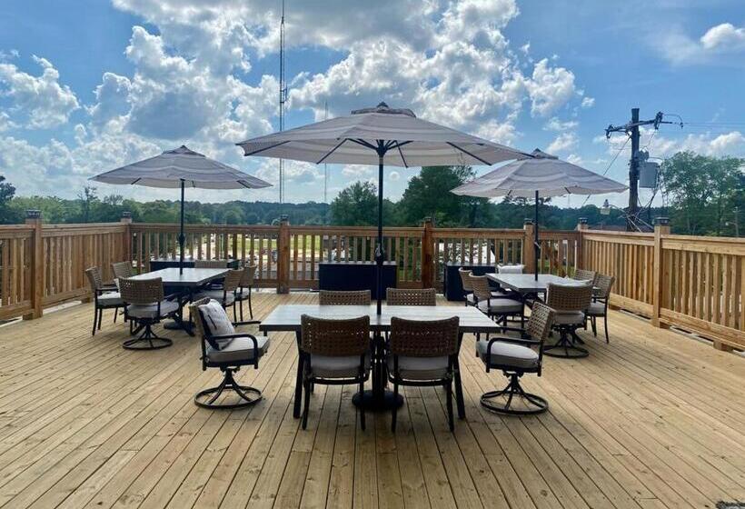 Полулюкс, Chipley S Squareview Inn & Venue