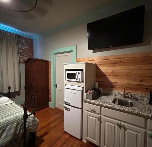 Люкс Повышенной Комфортности, Chipley S Squareview Inn & Venue