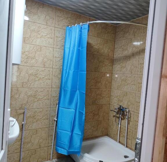 اتاق خانوادگی با چشم‌انداز کوه, Guest House Udziro