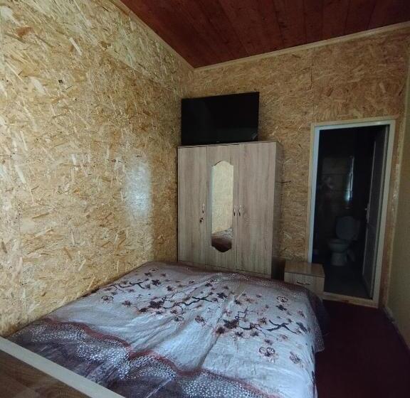 اتاق استاندارد سه تخته با چشم‌انداز باغ, Guest House Udziro