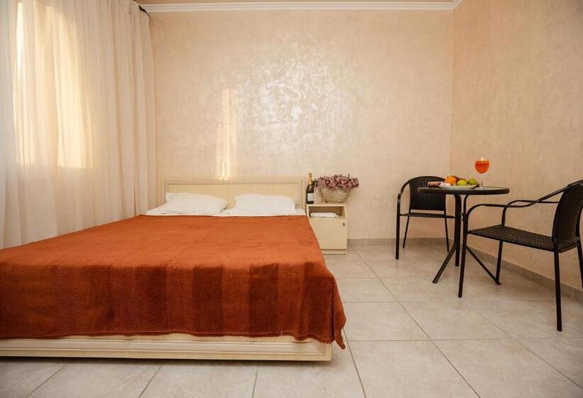 غرفة قياسية ثلاثية, Grand