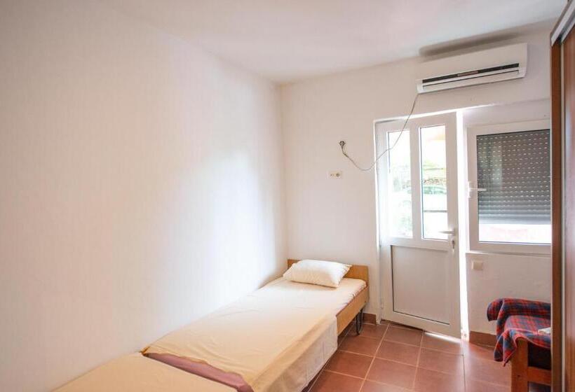 اتاق استاندارد با بالکن, Shkreli Apartments