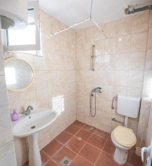 اتاق استاندارد با بالکن, Shkreli Apartments