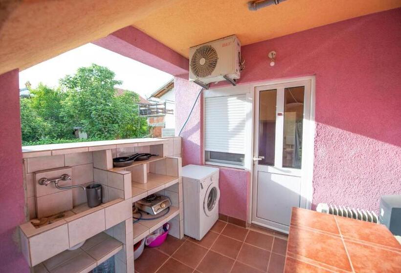 اتاق استاندارد با بالکن, Shkreli Apartments