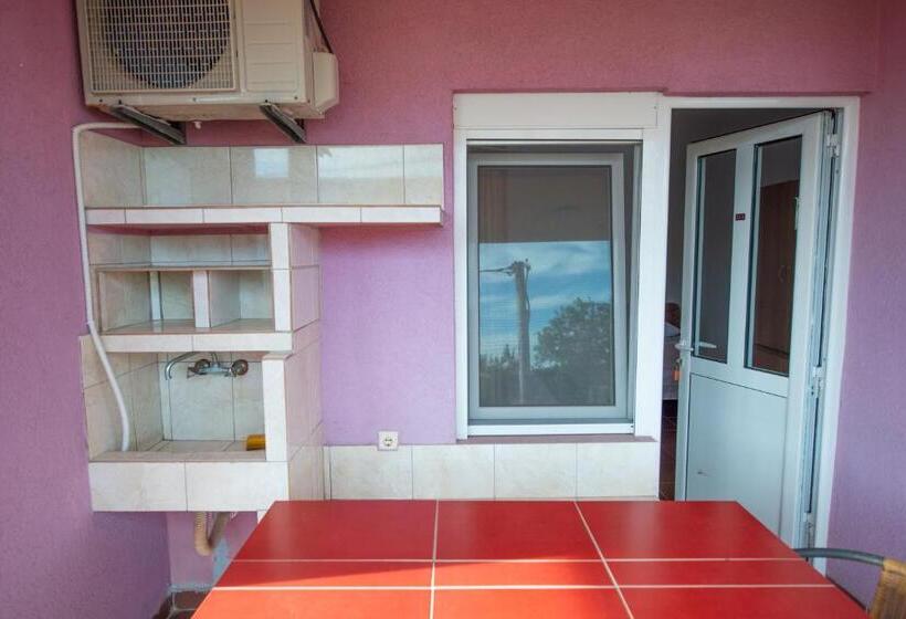اتاق خانوادگی, Shkreli Apartments