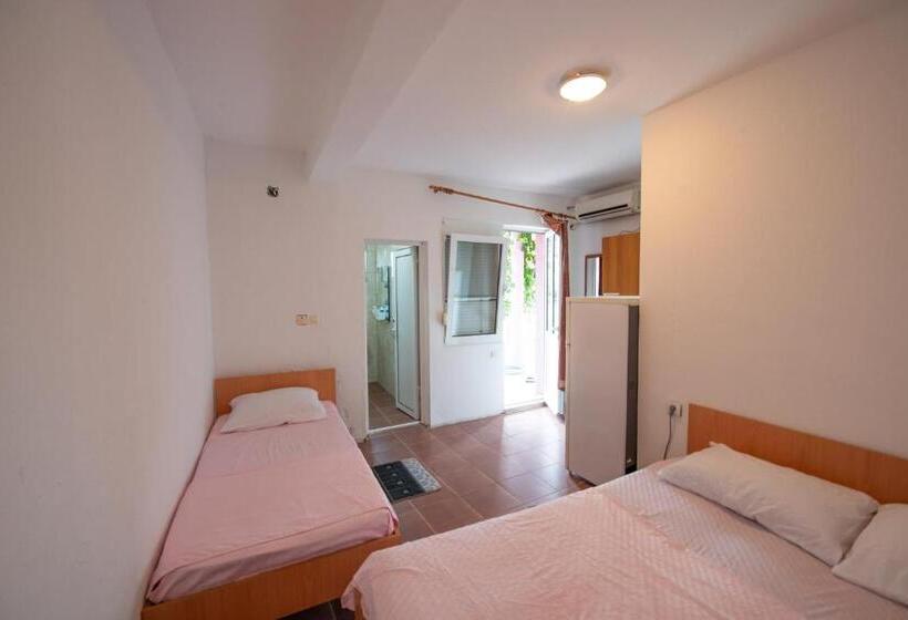 اتاق کلاسیک سه تخته, Shkreli Apartments