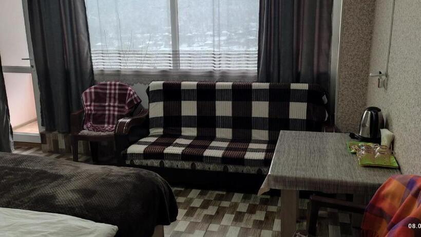 اتاق استاندارد چهارنفره با بالکن, Motel