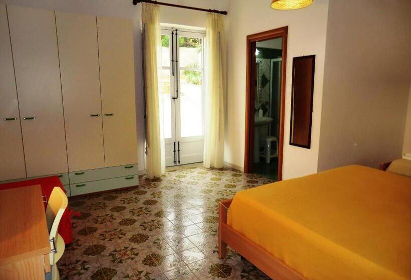 اتاق استاندارد سه تخته با چشم‌انداز باغ, B&b Oasi