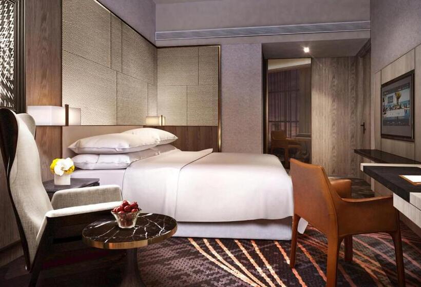 Люкс Клуб, Sheraton Kuching