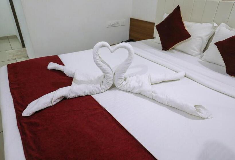 اتاق سوپریور با تخت بزرگ, Ashray Inn Express