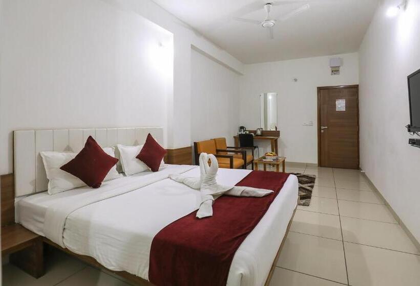 اتاق سوپریور با تخت بزرگ, Ashray Inn Express