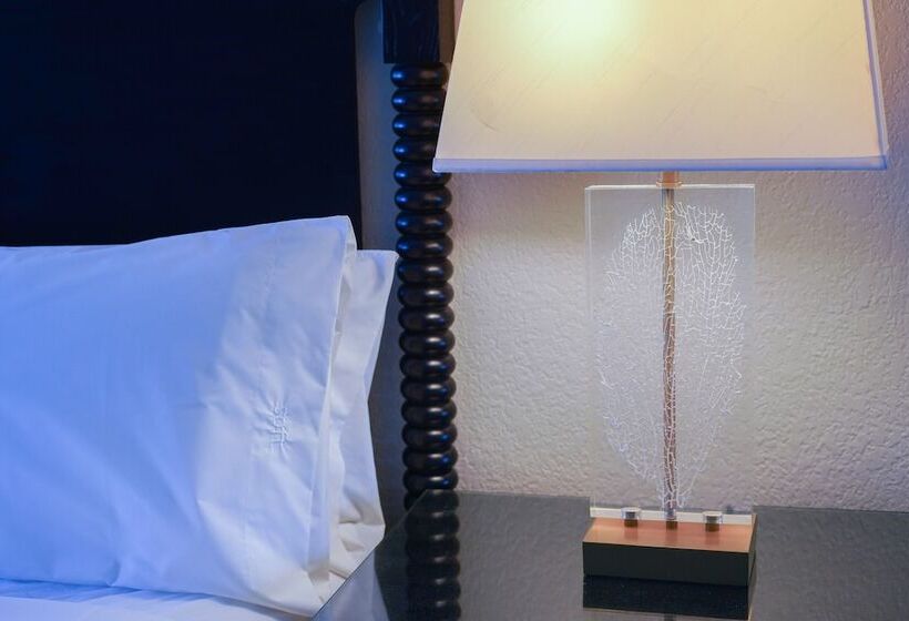 سوئیت با تخت بزرگ, The Grand Caymanian Resort