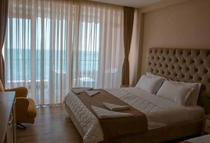Трехместный Номер Deluxe, Frojd