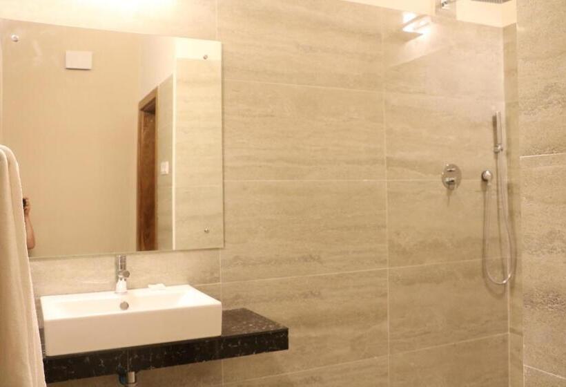 Номер Стандарт, Twenty Two Weligambay