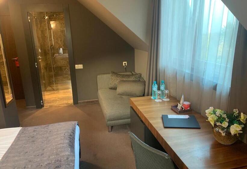 Трехместный Номер Deluxe, All Seasons Residence Hotel   Free Parking