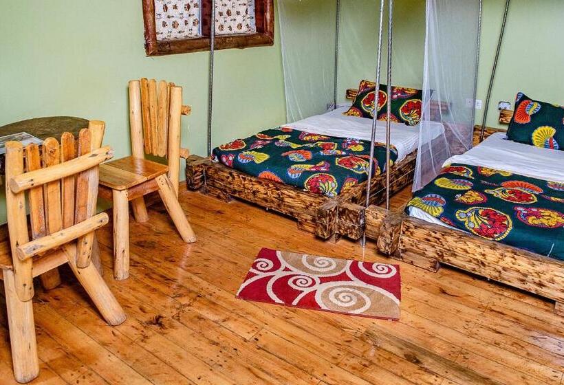 اتاق استاندارد سه تخته با چشم‌انداز استخر, Elite Backpackers Services