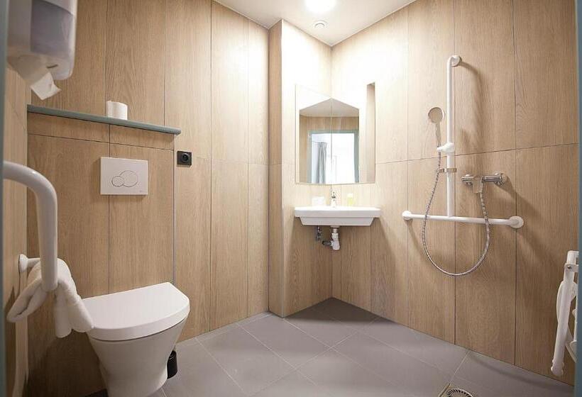 Номер Стандарт Адаптированный для Инвалидов, Brit Hotel Essentiel Arverne   Clermont Ferrand Sud