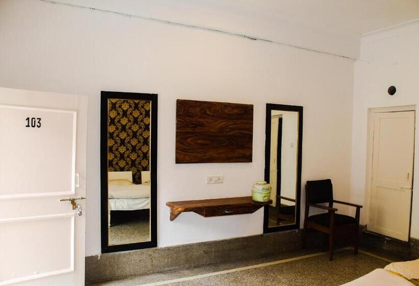 اتاق استاندارد سه نفره, Anand Palace