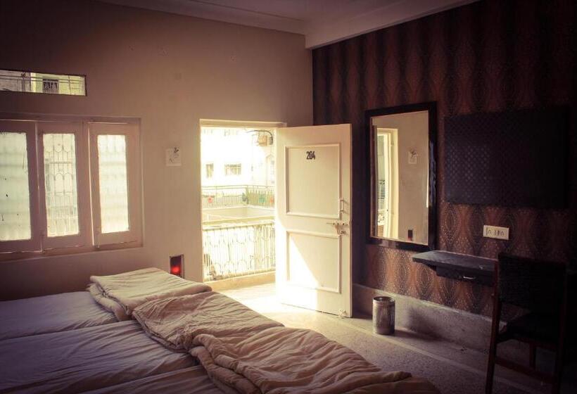 اتاق استاندارد چهار تخته, Anand Palace